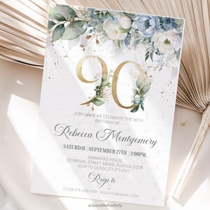 Op de afbeelding: Een witte uitnodigingskaart met gouden "90" en bloemmotieven. De kaart kondigt de viering van de 90e verjaardag van Rebecca Montgomery aan. Datum, tijd en RSVP-informatie zijn ook opgenomen.