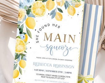 Könnte beinhalten: Einladung zur Brautparty mit Zitronen-Thema. Die Einladung enthält den Text "She Found Her Main Squeeze" in Gold und hellblauer Schrift. Das Design umfasst Zitronen, blaue Rosen und einen gestreiften Umschlag.