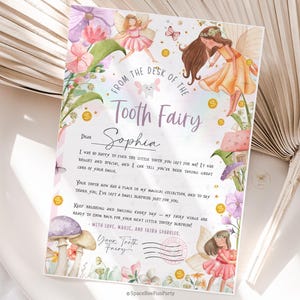Pode incluir: Uma carta da Fada do Dente com um tema floral e de fadas. A carta é endereçada a Sofia e apresenta ilustrações de fadas, cogumelos e borboletas. O texto inclui frases como "Da mesa da Fada do Dente" e "Com amor, magia e faíscas de fadas."