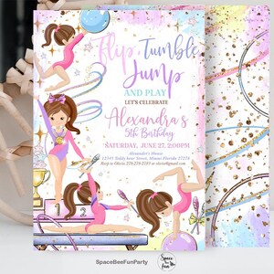 Puede incluir: Invitación a una fiesta con temática de gimnasia, con ilustraciones de gimnastas con leotardos rosas. La invitación incluye el texto "Flip, Tumble, Jump, and Play" y "5º Cumpleaños de Alexandra". El diseño incorpora estrellas, cintas y un trofeo dorado.