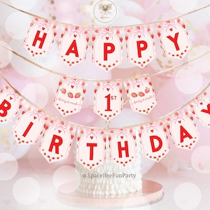 以下が含まれることがあります： 赤い文字で「HAPPY BIRTHDAY」と書かれたイチゴをテーマにしたバナー。バナーはイチゴのイラストとリボンで飾られており、最初の誕生日のパーティーに最適です。バナーは天然のひもに張られています。