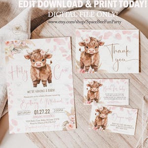 Könnte beinhalten: Babyparty-Set mit Illustration einer Highland-Kuh. Das Design umfasst eine Einladung, eine Dankeskarte, eine Buchanforderungskarte und einen Windel-Tombola-Zettel. Die Einladung trägt den Text "Holy Cow, We're Having a Baby!"