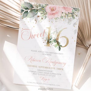Peut inclure: Invitation pour une fête d'anniversaire Sweet 16 avec des accents floraux et dorés. L'invitation présente le texte "Sweet 16" dans une police script, ainsi que les détails de l'événement. Le design comprend des roses roses et de la verdure.