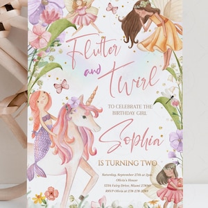 Puede incluir: Una invitación caprichosa con el texto "Flutter and Twirl" y "Sophia cumple dos años". El diseño presenta un unicornio, una sirena, hadas y elementos florales en suaves tonos rosas, morados y verdes. La invitación incluye detalles del evento.