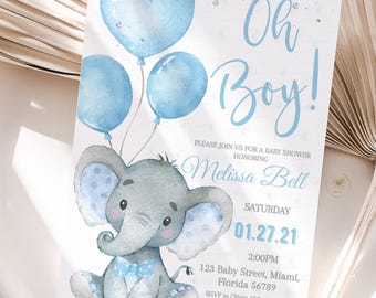 Puede incluir: Invitación a baby shower con una ilustración en acuarela de un elefante gris sosteniendo globos azules. El texto "Oh Boy!" está escrito en guión azul. La invitación incluye la fecha, la hora y el lugar.
