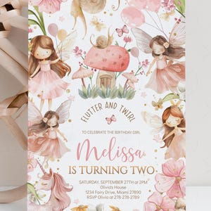 Puede incluir: Una invitación con temática de hadas. El diseño presenta ilustraciones de hadas, un unicornio, setas y flores en tonos rosa y beige. El texto incluye "Flutter and Twirl" y detalles para una fiesta de cumpleaños.