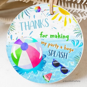 Könnte beinhalten: Runder Party-Geschenkanhänger mit Strand-Thema. Der Anhänger zeigt einen bunten Strandball, eine Sonnenbrille und eine Wassermelonen-Scheibe in einem Pool. Der Text enthält "THANKS" und "for making my party a huge SPLASH". Ein Drachen und die Sonne sind ebenfalls abgebildet.