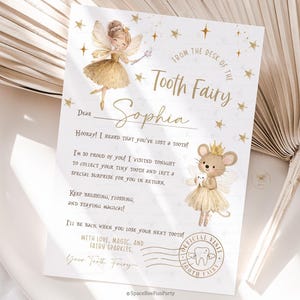 Könnte beinhalten: Ein Zahnfee-Brief mit goldenen Akzenten und Illustrationen einer Fee und einer Mäusefee. Der Text lautet "Vom Schreibtisch der Zahnfee" und ist an "Sophia" adressiert. Enthält den Text "Offizieller Zahnfee-Besuch".