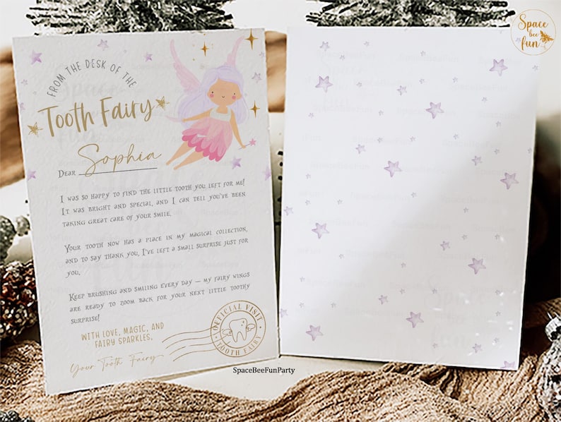 K&ouml;nnte beinhalten: Ein Set aus Zahnfee-Brief und passender Karte. Der Brief zeigt eine Feenillustration, den Text "From the Desk of the Tooth Fairy" und personalisierten Text. Die Karte hat ein Sternmuster.