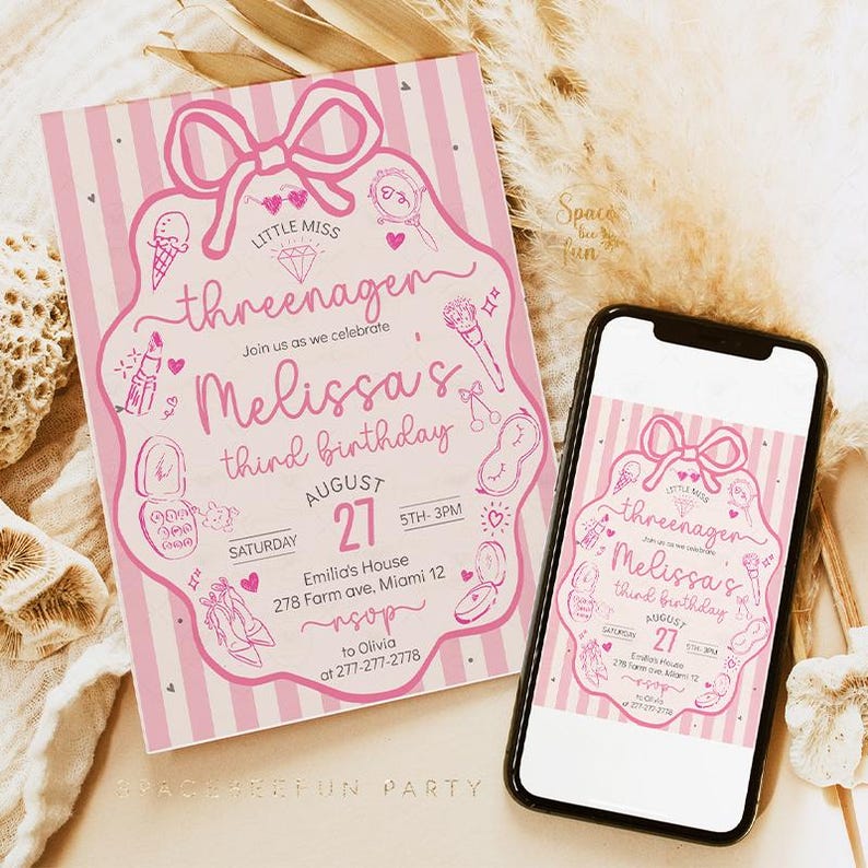 Puede incluir: Invitaci&oacute;n de cumplea&ntilde;os a rayas rosas y blancas con un dise&ntilde;o de lazo y las palabras "Little Miss threenager Melissa's third birthday". La invitaci&oacute;n incluye ilustraciones de maquillaje y helado. Un smartphone muestra el mismo dise&ntilde;o.