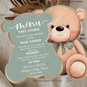 Puede incluir: Menú de baby shower con forma de oso de peluche. El menú verde claro con ribetes dorados enumera platos como ensalada, bistec, pollo y postre. El menú mide 20 x 28 cm e incluye el texto "Melissa's Baby Shower July 27, 2022".