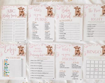 Op de afbeelding: Een set van acht babyshower spellen met een roze bloemenontwerp en een cartoon koe illustratie. Spellen zijn onder andere ABC Baby Game, Baby Word Scramble en Bingo. De kaarten zijn 12,7 x 17,8 cm groot.
