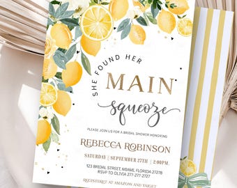 Könnte beinhalten: Einladung zur Brautparty mit Zitronen-Thema. Die Einladung zeigt den Text "She found her main squeeze" in goldfarbenen Buchstaben mit Details für Rebeccas Robinson's Party. Zitronen und florale Akzente schmücken den Rand.