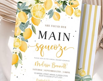 Könnte beinhalten: Eine Einladung zur Brautparty mit Zitronen-Thema. Die Einladung zeigt den Text "She Found Her Main Squeeze" in schwarzer und goldener Schrift, mit dem Namen Melissa Bennett. Die Einladung ist mit Aquarell-Zitronen und floralen Akzenten verziert.