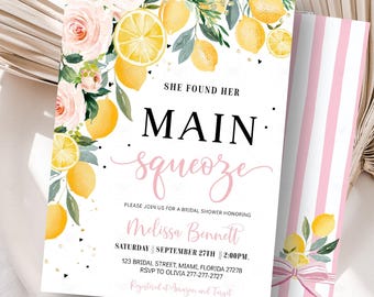 Könnte beinhalten: Einladungskarte zur Brautparty mit Zitronen- und Blumendesign. Die Einladung enthält den Text "She Found Her Main Squeeze" und Veranstaltungsdetails. Die Rückseite der Einladung ist rosa und weiß gestreift.