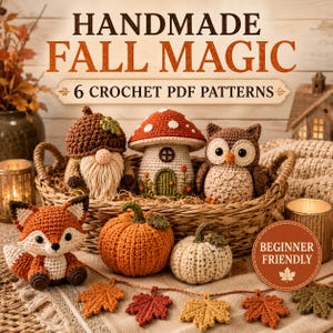 Peut inclure: Un ensemble de six objets au crochet comprenant un gnome avec un chapeau en forme de gland, une maison champignon, un hibou, un renard et deux citrouilles, dans un panier en osier avec une guirlande de feuilles. Texte HANDMADE FALL MAGIC.