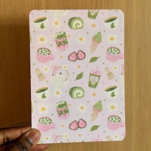 Wkładka do Kindle'a Matcha Aesthetic, wzór przytulnej herbaty i zielonego deseru, różowa dekoracja Kindle'a z dziewczynką Matcha, wszystkie rozmiary urządzeń Kindle