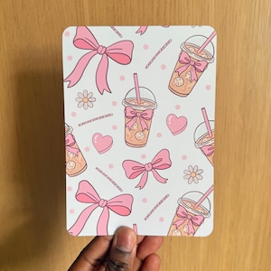 Inserto Kindle Coquette, lazo rosa, café helado