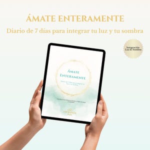 May include: A tablet displaying a journal cover with the text "ÁMATE ENTERAMENTE" and "Diario de 7 días para integrar tu luz y tu sombra". The journal has a teal watercolor design and is held by two hands.