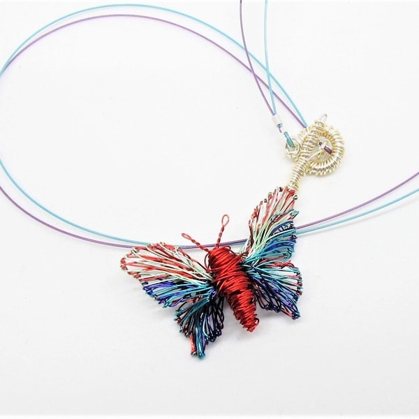 Collier papillon rouge Collier d’art papillon turquoise Sculpture papillon en fil Pendentif Bug Bijoux d’insectes Bijoux d’art colorés modernes