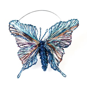 レインボーワイヤーバタフライブローチ：カラフルな銅製昆虫ピン