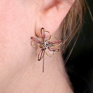 14k gold flower stud earrings art, Boho chic bridal earrings, Wire flower earrings unique, Daisy threader image 1
