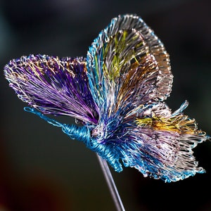 Lila Türkis Schmetterling Brosche Kunst, Draht Tier Skulptur, große Insekt Brosche, tragbare Kunst zeitgenössischer Schmuck, Kunst Liebhaber Geschenk