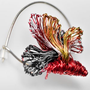 Broche de borboleta vermelha Broche de arte feito à mão, Pequenas joias de escultura Broche de inseto Broche de arame Joias de arte incomuns Broche de inseto fofo Presente exclusivo