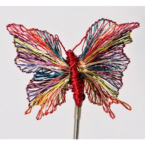 Jóias de arte de borboleta, broche de borboleta vermelha, joias de escultura de arame coloridas, broche de inseto grande