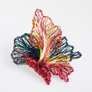Broche de borboleta vermelha, broche de inseto arte única, pequena peça de escultura, broche de inseto verde borboleta fio