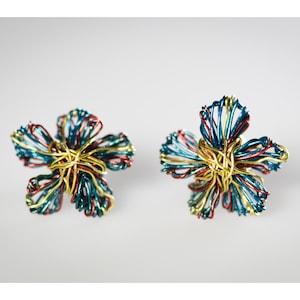 Puede incluir: Un par de pendientes de alambre dorado, rojo y turquesa con forma de flores.