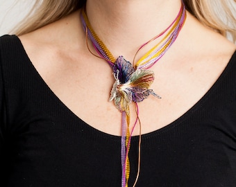 Collier papillon en fil de fer, tour de cou lariat, bijoux sculpture d'art portable modernes, papillon argenté coloré