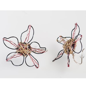 Pendientes de flores negras con alambre artístico, escultura minimalista, regalo artístico para mujer, grandes y delicados pendientes con flores