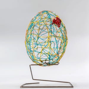 Scultura di uovo di filo con cuore · Oggetto d'arte moderna e minimalista · Home Collective