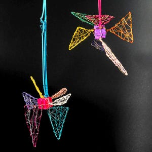 Petite sculpture triangulaire à suspendre · Décoration mobile pour tréfilage · Objet de collection moderne