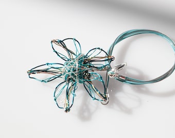 Colgante de flor de alambre plateado · Opciones de color · Collar floral minimalista