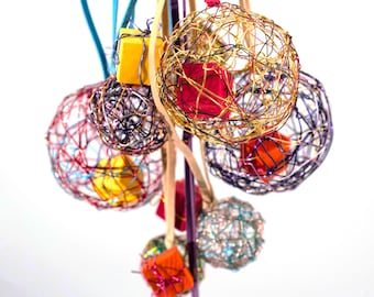 Skulptur av trådsfär, liten metallboll i taket, geometrisk dekor