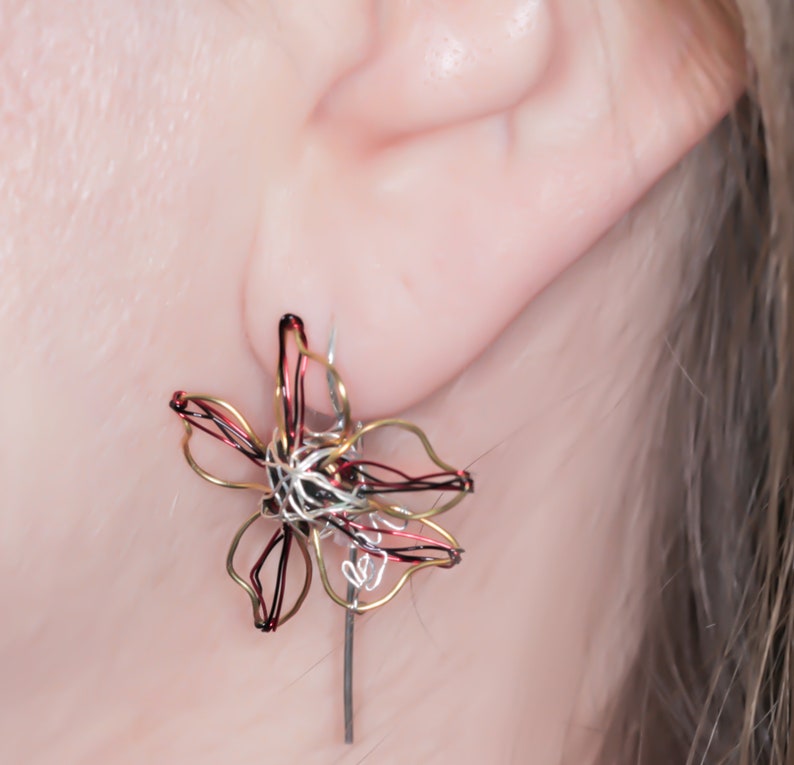 14k gold flower stud earrings art, Boho chic bridal earrings, Wire flower earrings unique, Daisy threader image 3