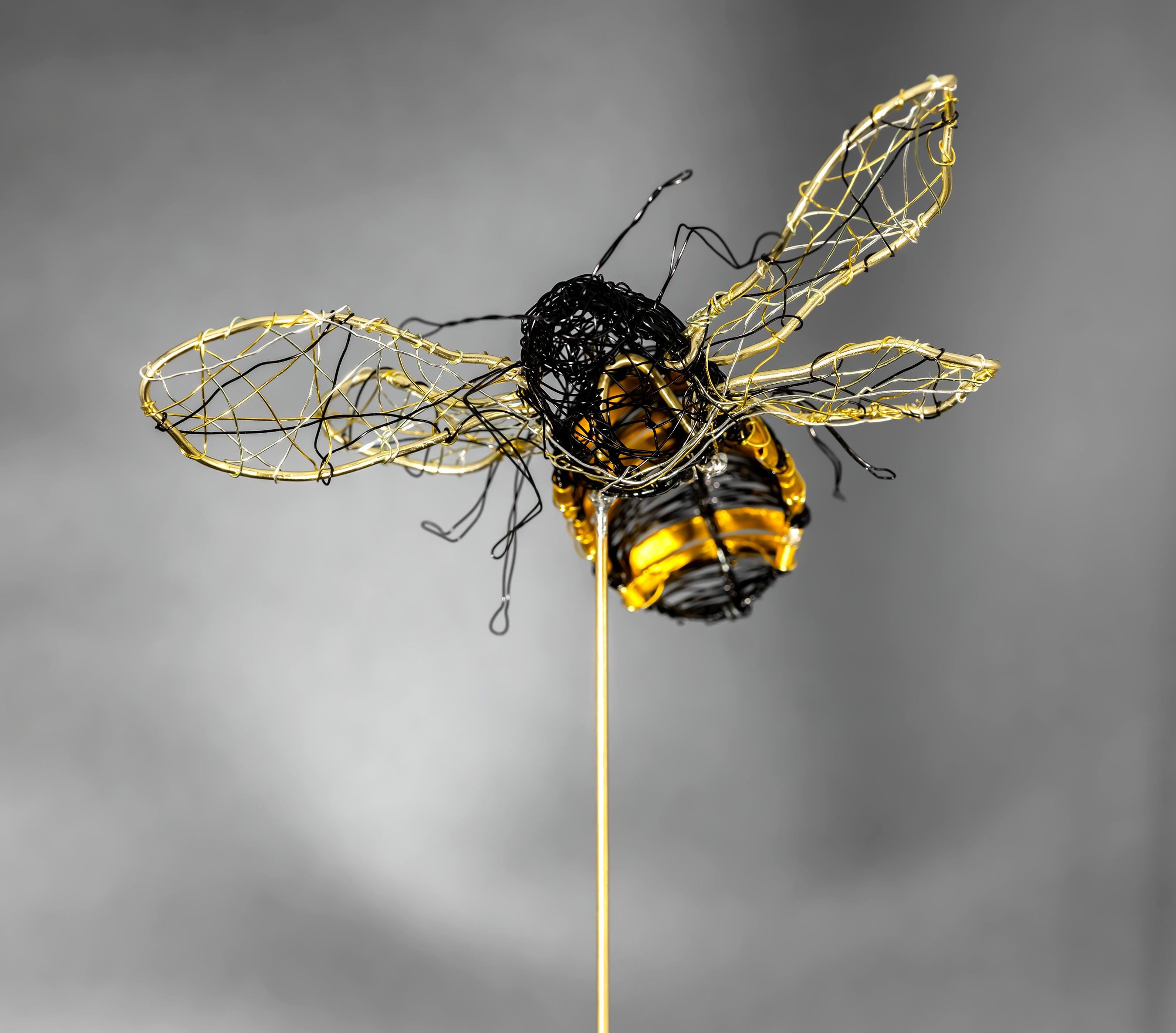 マルハナバチの彫刻 · ワイヤー昆虫アート · モダンな銅金属装飾