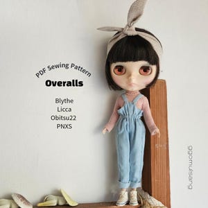 May include: A doll with dark brown hair wearing a beige headband with a bow, a pink ribbed long-sleeve shirt, light blue denim overalls, and white sneakers. Text reads: PDF Sewing Pattern Overalls Blythe Licca Obitsu22 PNXS.