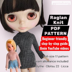 Op de afbeelding: Een pop met een donkergrijze raglan gebreide jurk, met een kleinere pop in een roze trui en een spijkerbroek. Tekst rechts: "Raglan Knit PDF Pattern" en "Beginner-friendly step-by-step guide 8min YouTube videos."