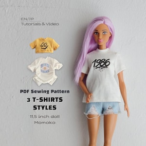Könnte beinhalten: Eine Puppe mit langem lavendelfarbenem Haar trägt ein weißes T-Shirt mit dem schwarzen Schriftzug 1986 und eine hellblaue, zerrissene Jeansshorts. Enthalten sind zwei weitere T-Shirts: eines in Gelb mit schwarzem Motiv und eines in Weiß mit Sonnenmotiv.