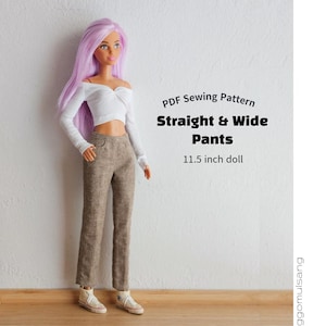 Puede incluir: Una muñeca con cabello largo color lavanda viste una blusa blanca de manga larga con hombros descubiertos y pantalones marrones texturizados. El texto dice: PDF Sewing Pattern Straight & Wide Pants 11.5 inch doll. Lleva zapatillas blancas.