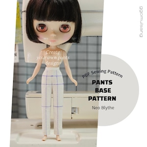 Op de afbeelding: Een Neo Blythe pop met kort zwart haar en oranje ogen draagt een witte broek met blauwe rasterlijnen. De tekst op de afbeelding luidt: Create your own pants designs, PDF Sewing Pattern, PANTS BASE PATTERN, Neo Blythe, en ggomulsang.