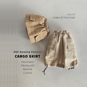 Puede incluir: Dos faldas cargo de color beige con cintura elástica y bolsillos laterales. El texto dice: PDF Sewing Pattern CARGO SKIRT, Momoko, Obitsu22, Blythe, Licca, EN/JP Video & Tutorials. Las faldas presentan costuras visibles y cordones en el dobladillo.