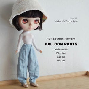 May include: A doll with dark hair wearing a white fuzzy bucket hat, a long-sleeved white shirt, and light blue denim balloon pants. Text on the image reads: EN/JP Video & Tutorials, PDF Sewing Pattern, BALLOON PANTS, Obitsu22, Blythe, Licca, PNXS.