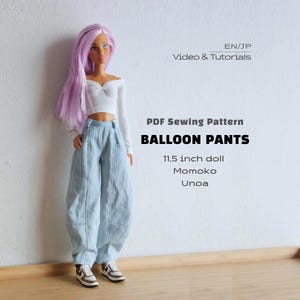 Könnte beinhalten: Eine Puppe mit langem lavendelfarbenem Haar trägt ein weißes langärmeliges bauchfreies Oberteil und eine hellblaue Ballonhose aus Jeansstoff. Der Text lautet: EN/JP Video & Tutorials, PDF Sewing Pattern BALLOON PANTS, 11.5 inch doll, Momoko, Unoa.