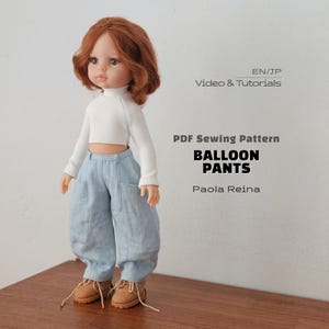 Könnte beinhalten: Eine Puppe mit kastanienbraunem Haar trägt ein weißes, langärmeliges, geripptes bauchfreies Oberteil und eine hellblaue Ballonhose mit hellbraunen Schuhen. Text: EN/JP Video & Tutorials, PDF Sewing Pattern, BALLOON PANTS, Paola Reina.