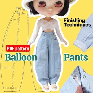 Può includere: Una bambola che indossa un top corto bianco a maniche lunghe e pantaloni a palloncino azzurri. L'immagine include il testo PDF pattern Balloon Pants e Finishing Techniques, insieme a un disegno al tratto dei pantaloni e dettagli delle cuciture.