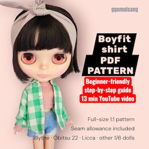 Puede incluir: Una muñeca vestida con una camisa a cuadros verdes y blancos, un suéter rosa y pantalones cortos de mezclilla. El texto en la imagen dice "Boyfit shirt PDF PATTERN" y "Beginner-friendly step-by-step guide 13 min YouTube video." La muñeca tiene cabello negro y una diadema.